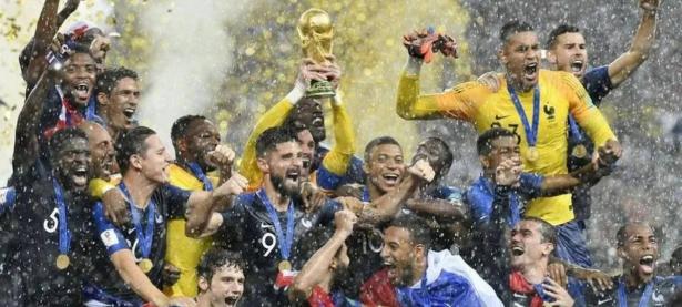 华体会教练-巴西队力克对手，晋级国际比赛半决赛