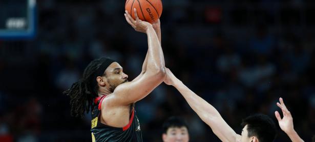 华体会电竞-球员们在比赛中克服困难取得胜利