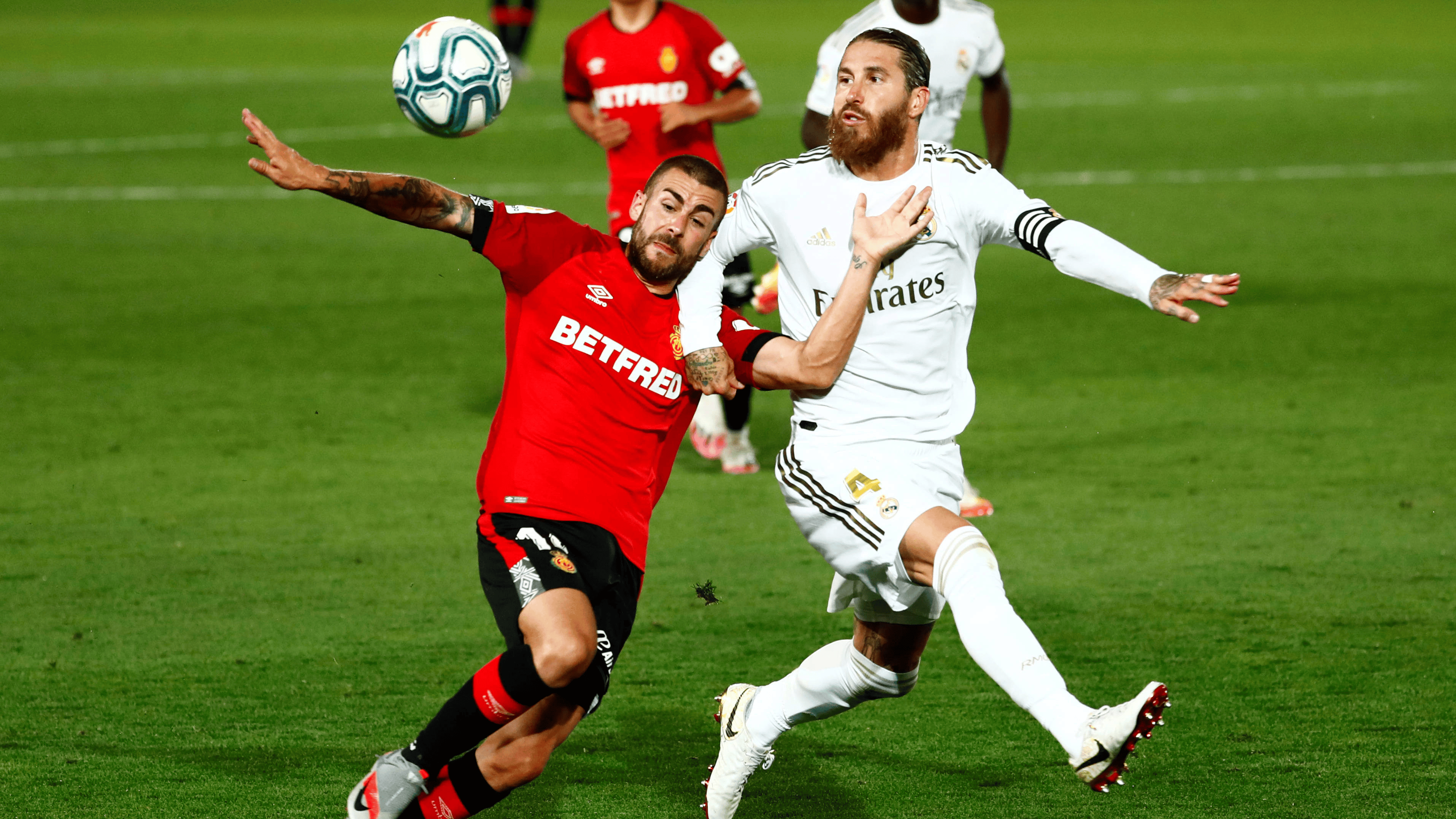 包含瓦伦西亚客场遭遇惨败，大比分输球的词条