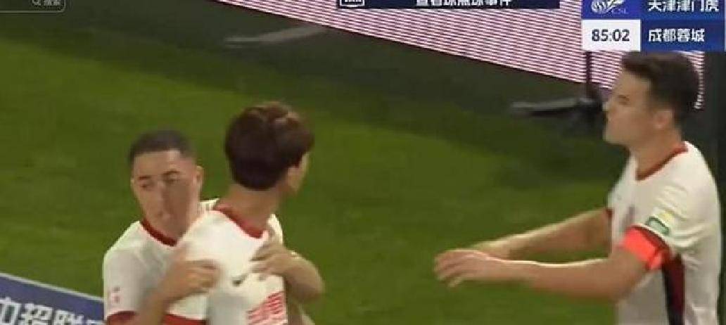 关于热门足球赛事引发球迷激烈争论的信息