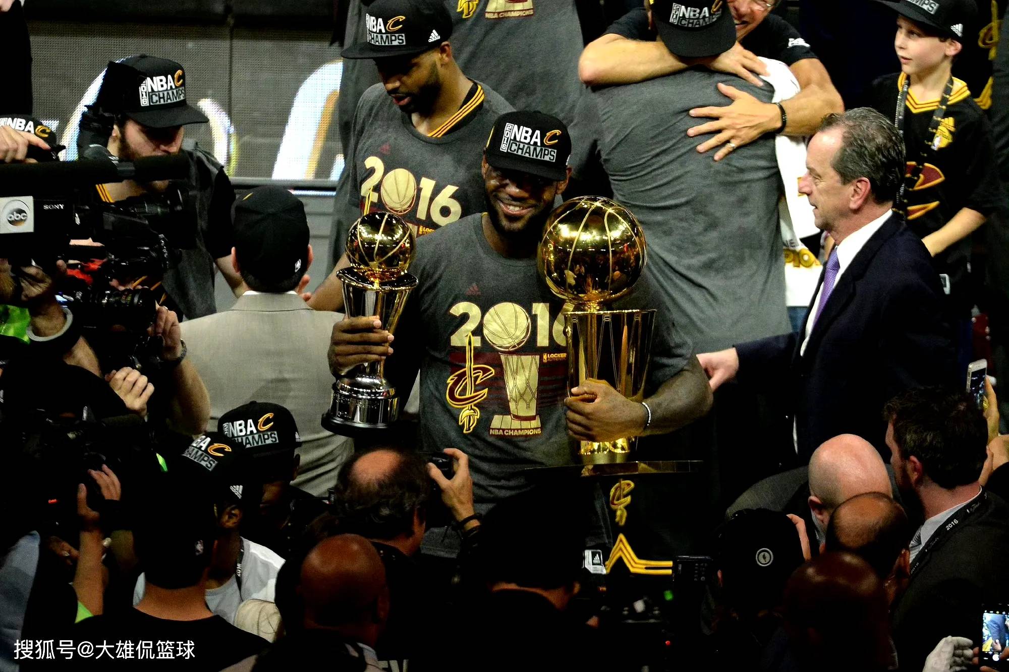 关于美国篮球联盟冠军产生，球迷狂欢的信息