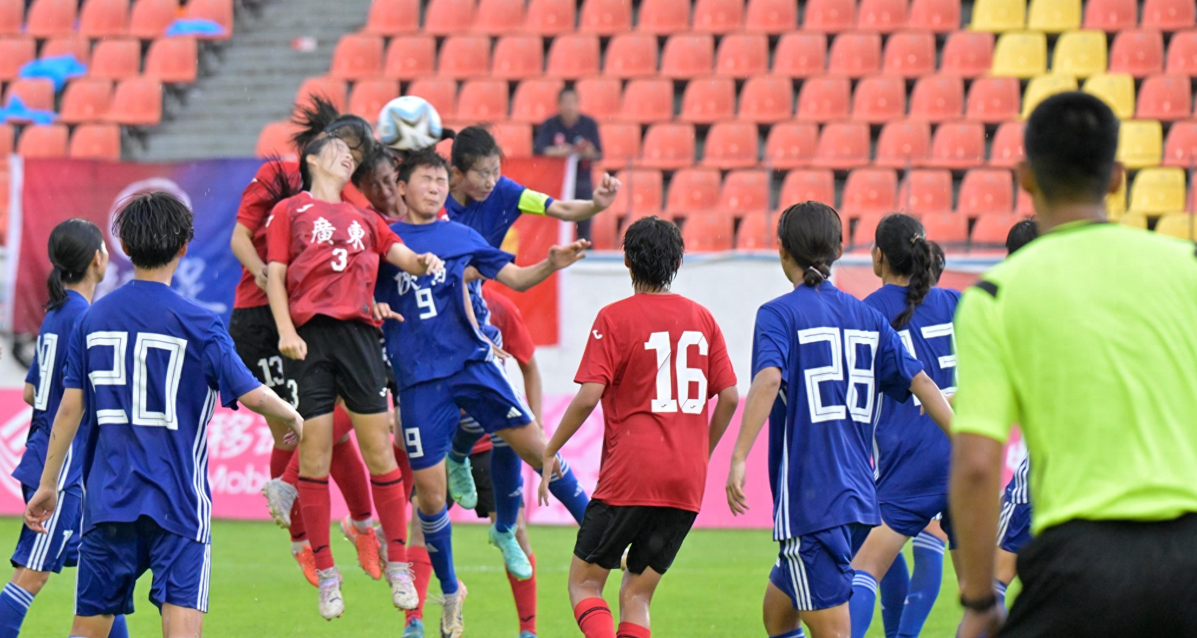 球员团结应对意外，女足比赛惊险不断的简单介绍