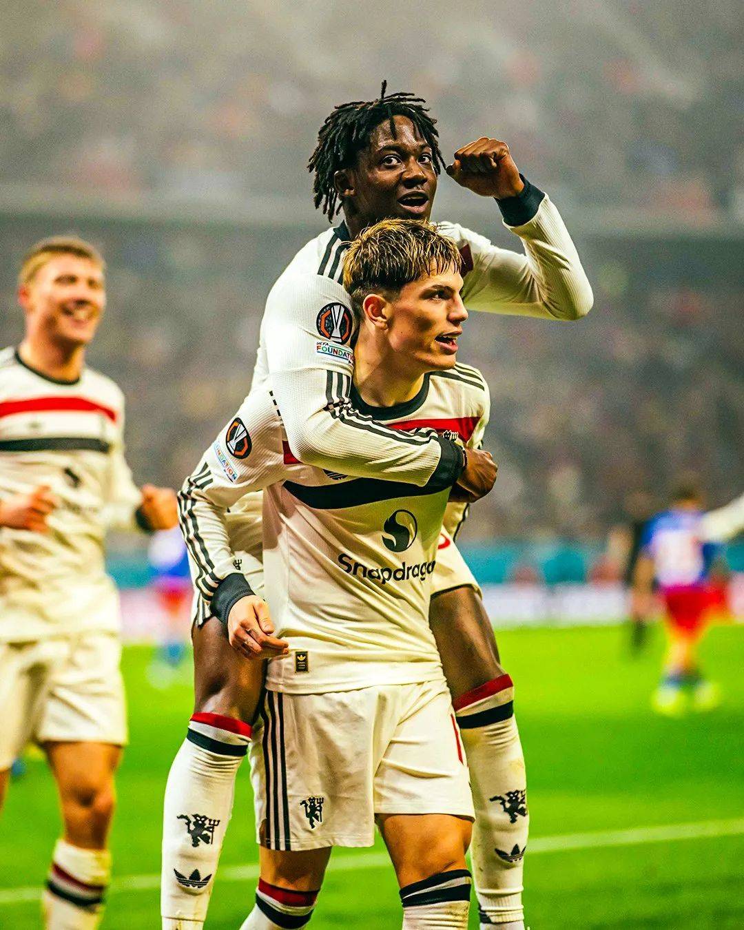 曼联战胜对手，晋级欧冠淘汰赛之路