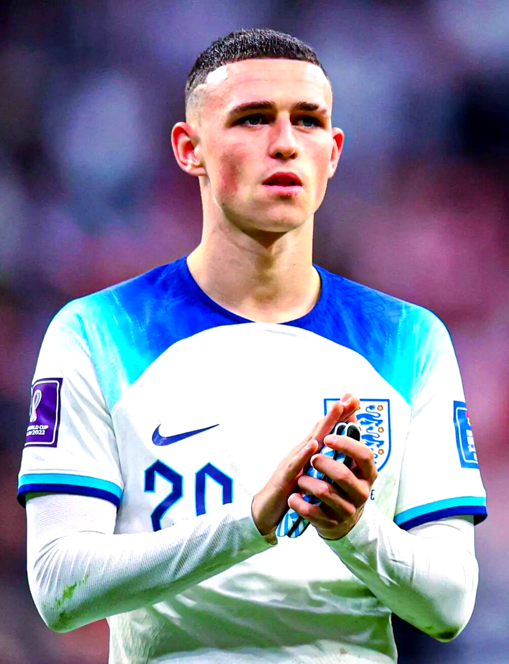 英格兰队士气高涨，力求在球场上一展身手的简单介绍