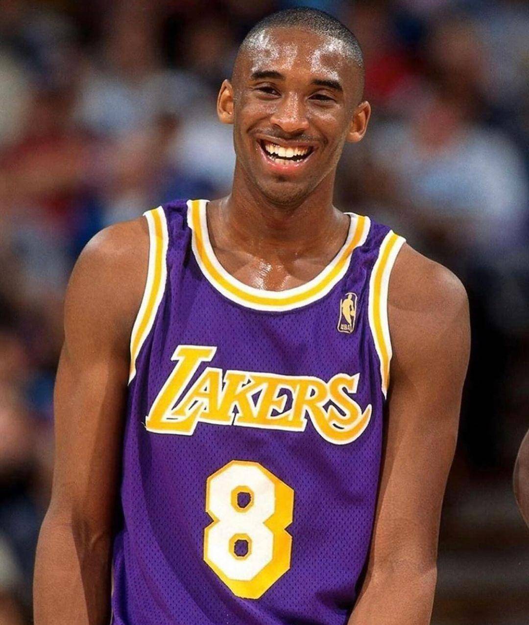 包含科比·布莱恩特逝世后球迷痛失偶像，怀念不已的词条