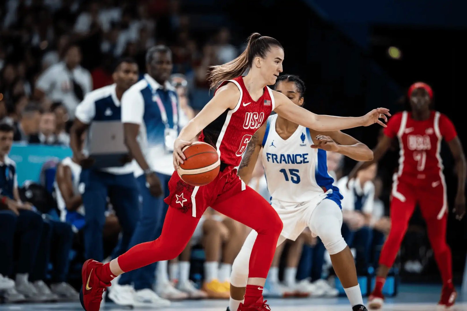 美国女篮轻松战胜对手，晋级决赛